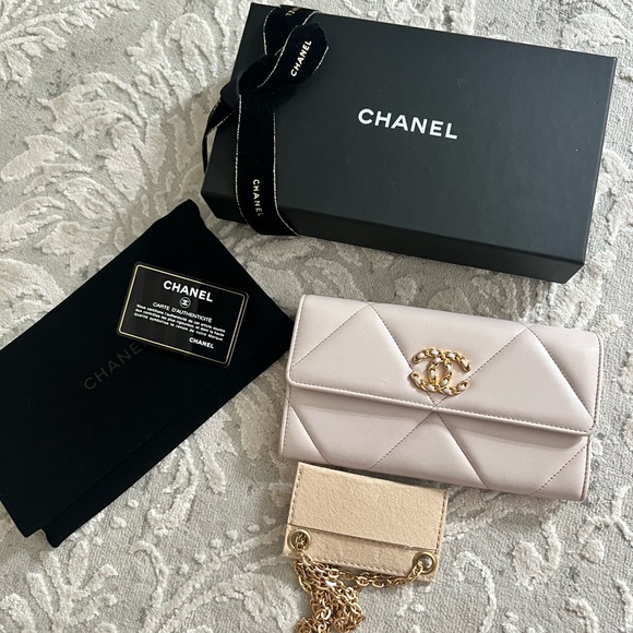 💯  Authentic CHANEL long wallet - Picture 11 of 14